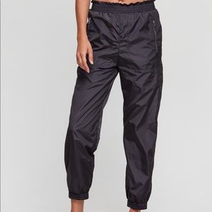 BRAND NEW NYLON PANTS BY ARITZIA